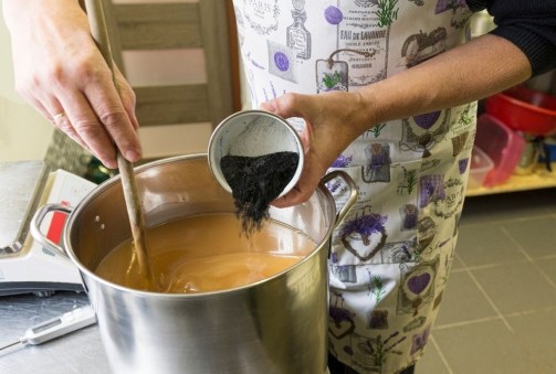 Příprava vaření mýdla - přidání černé bambusové uhlí
